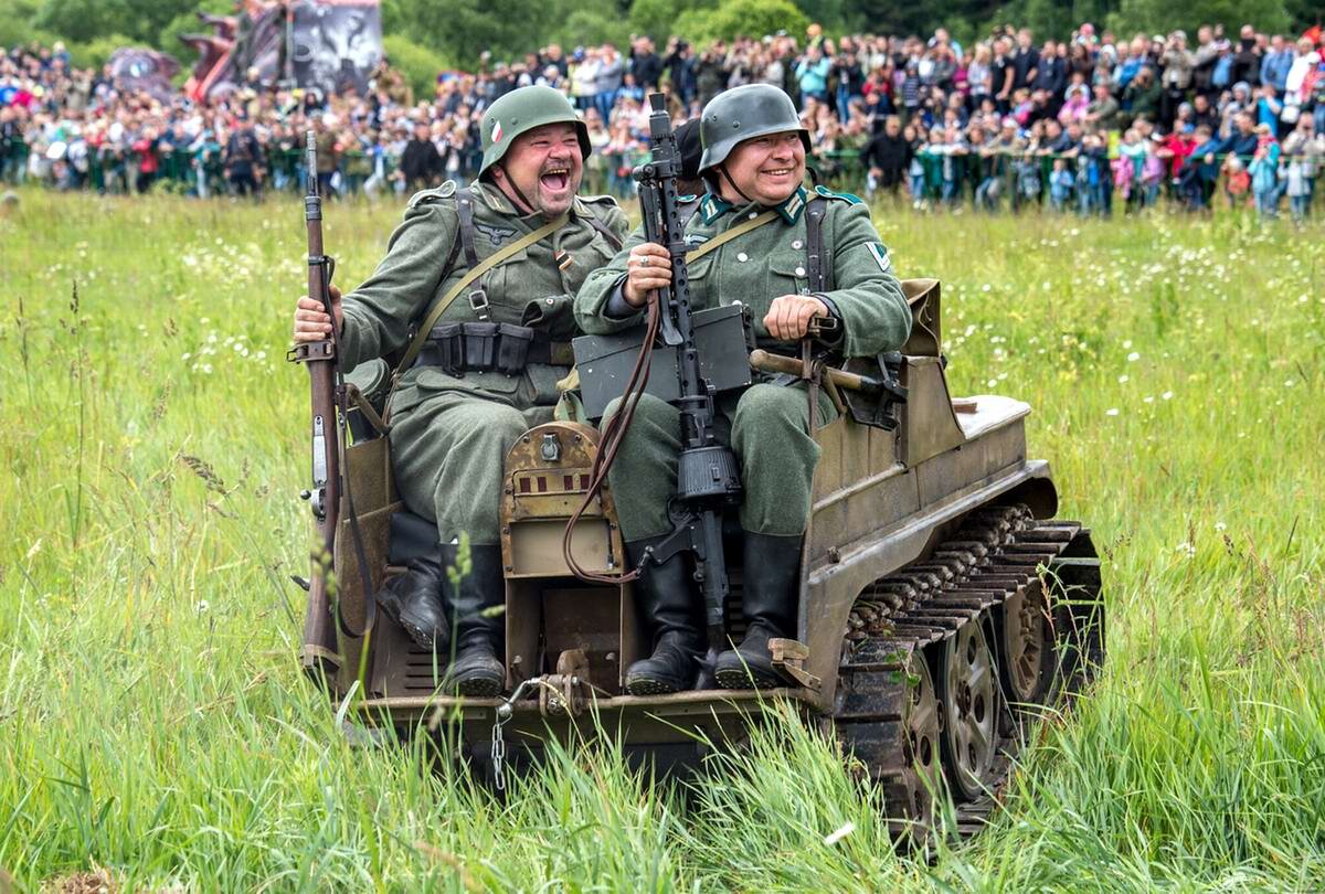 Реконструкция боевых действий. Источник https://img-fotki.yandex.ru/get/6844/7537832.42/0_e01e4_e67e519d_orig