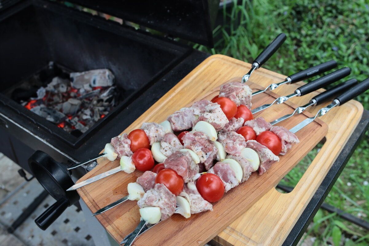 Шашлык из свинины с томатами и луком 