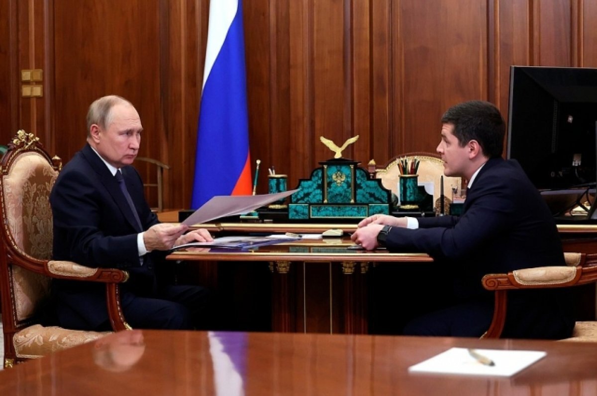    Путин указал главе ЯНАО на проблемы с аварийным жильем и нехваткой школ