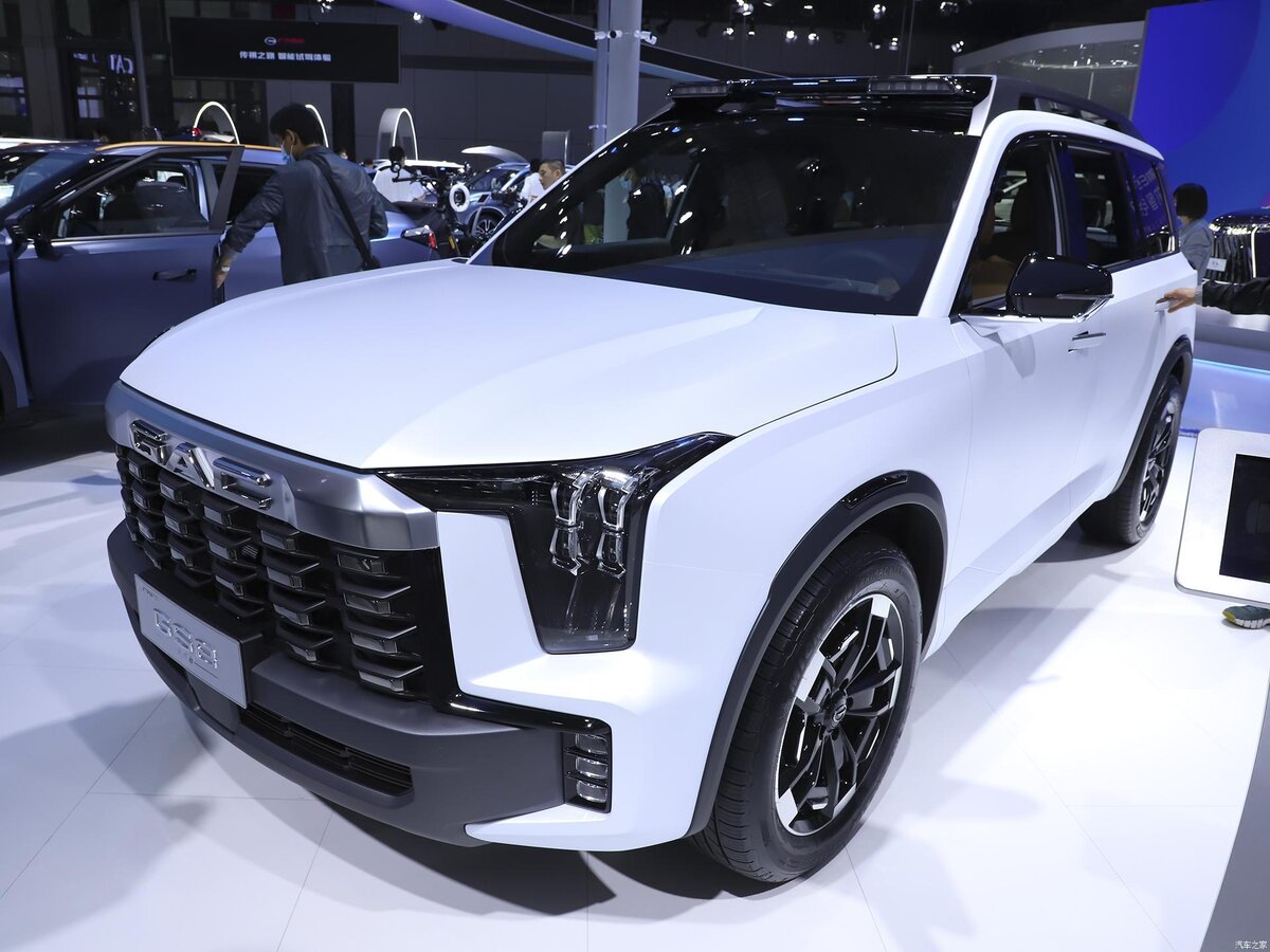 На фото: кроссовер GAC GS8 в туристической спецверсии на автосалоне в Шанхае