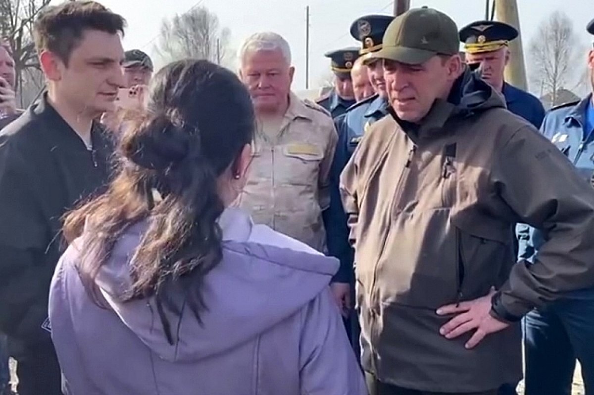    Евгений Куйвашев и глава МЧС прилетели в Сосьву