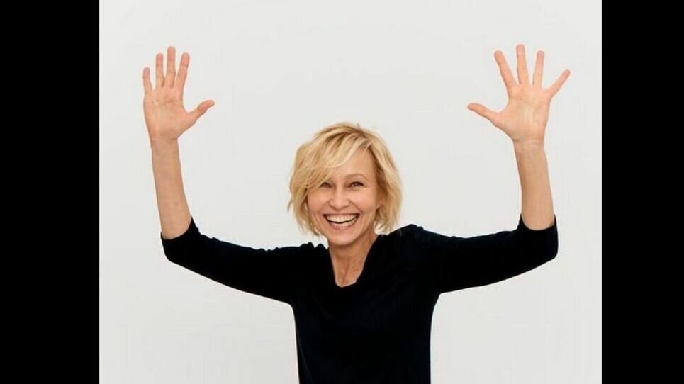     Больше года назад Ингеборга Дапкунайте покинула Россию. Директор актрисы опровергла информацию о том, что Дапкунайте продолжает зарабатывать в нашей стране.