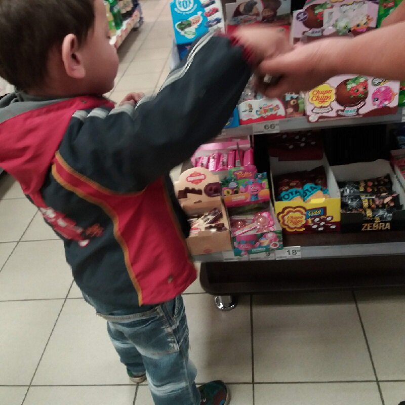 максим в магазине