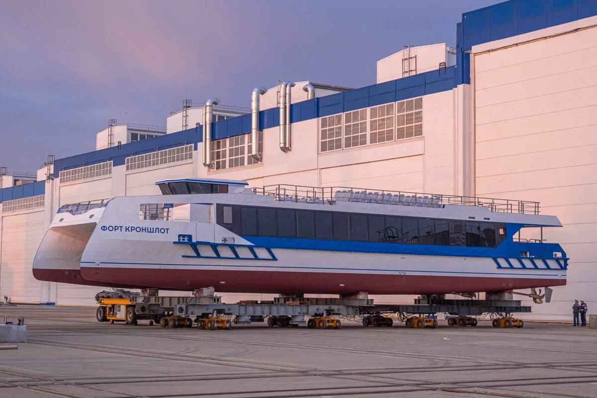 На СНСЗ спустили на воду пассажирский катамаран "Форт Кроншлот"