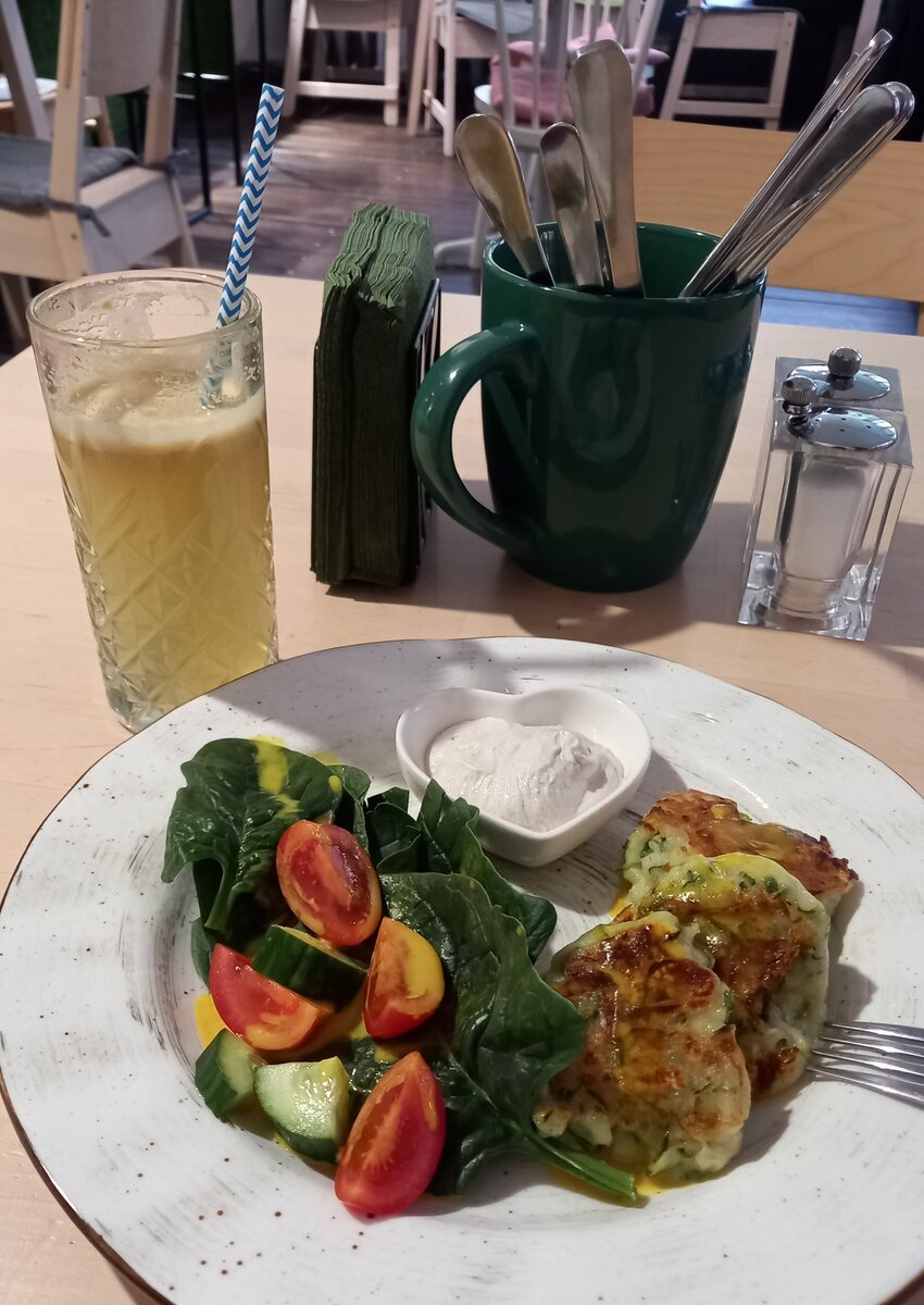 Еда в кафе "Я люблю тебя".