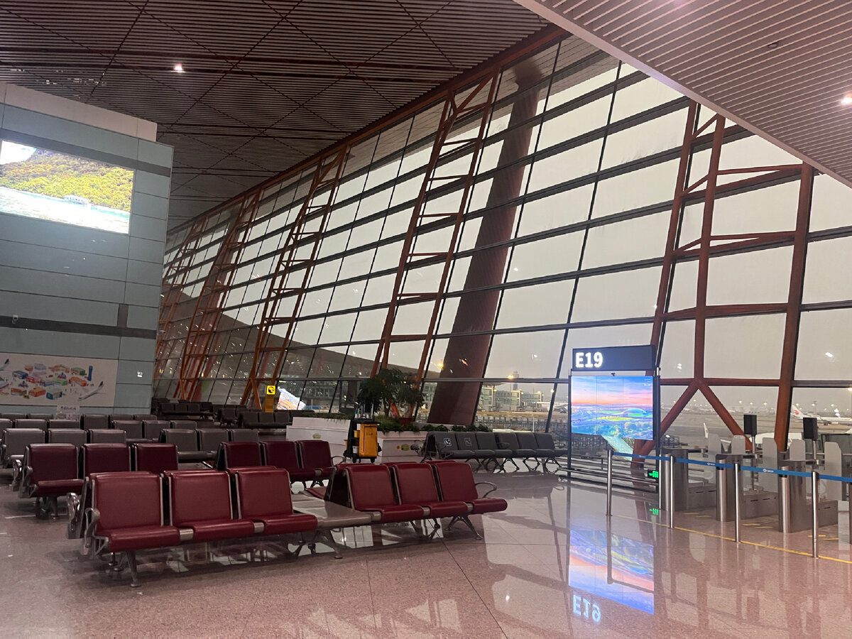 Так выглядит практически весь аэропорт. Людей в нем не встретить