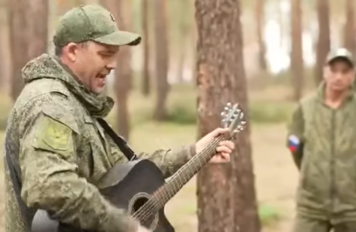 Песня держись боец за тобою стоит отец. День Победы солдаты. Группа солдат. Северный солдат. Пожелание солдатам на Украине.
