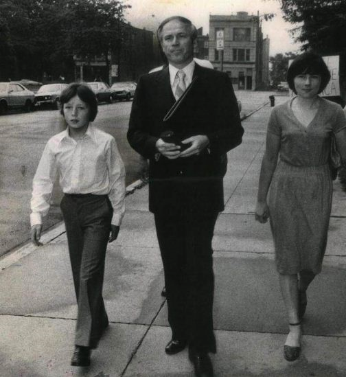 Владимир (слева), Наталья (справа) со своим адвокатом. Фото из открытого источника