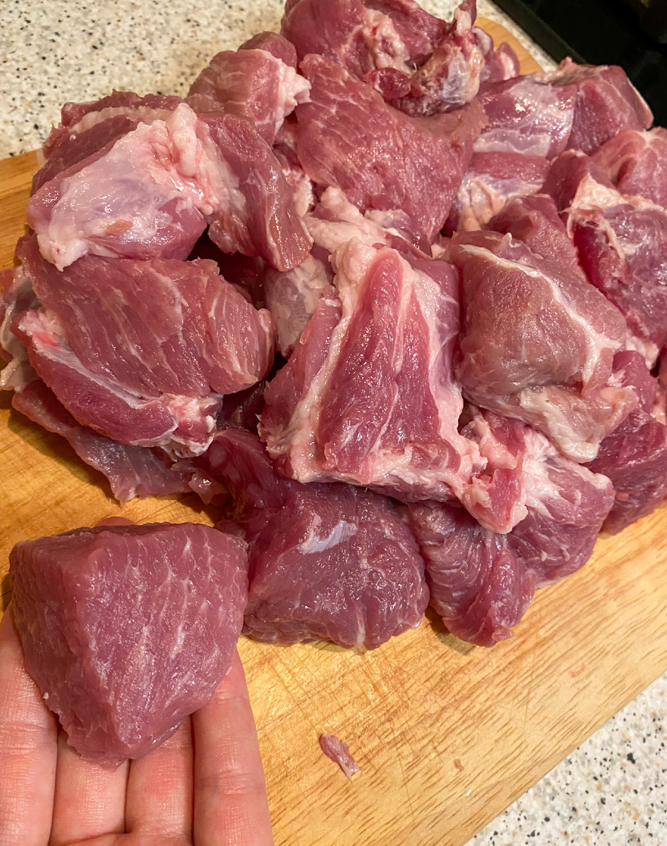 Мясо моем, просушиваем и нарезаем на крупные порционные кусочки (пример размера не фото) 