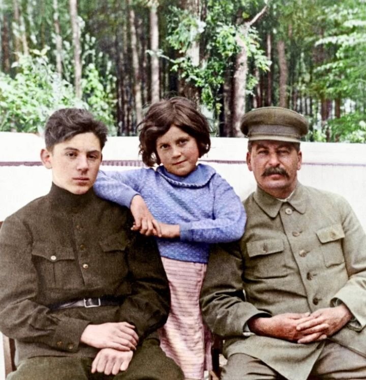      С братом и отцом, фото из открытых источников.