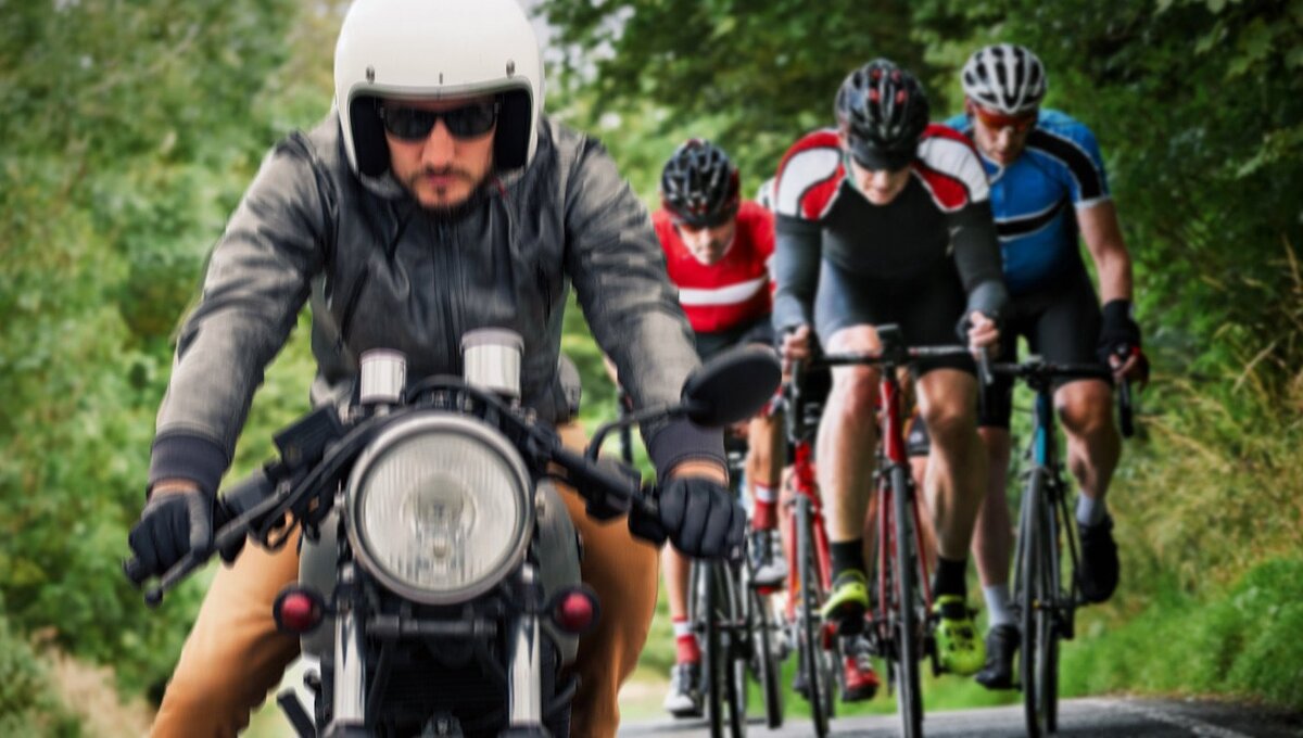 Мотоциклист, который идентифицирует себя как велосипедист, установил ...