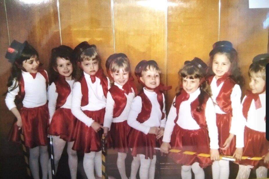 Танец с палочками. Слева вторая - это моя Аня. Она с 4 лет во всей моей творческой деятельности участвовала. 