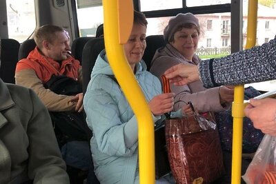    Раздача георгиевских лент в автобусе © Пресс-служба Министерства транспорта и дорожной инфраструктуры Московской области