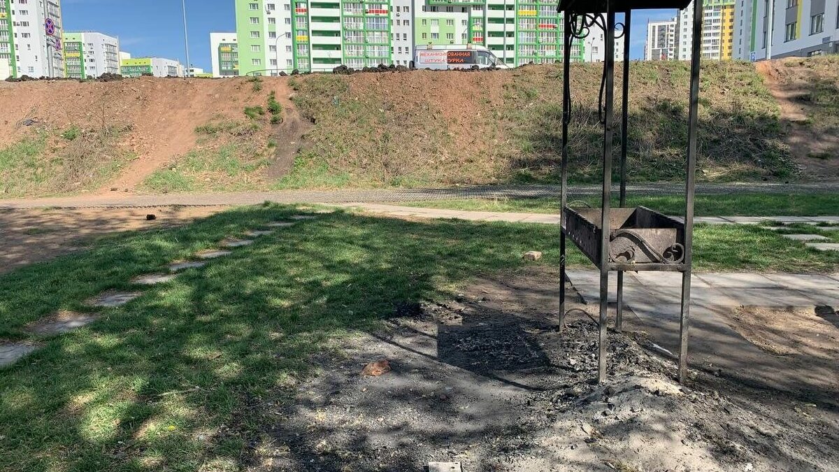     Некоторым жителям не нравится то, что происходит у них под окнами, но часть выступает против сноса