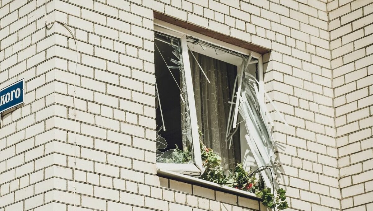     В Батайске ушла из жизни мать двоих детей, которая выпала из окна, об этом сообщили в местном Telegram-канале.