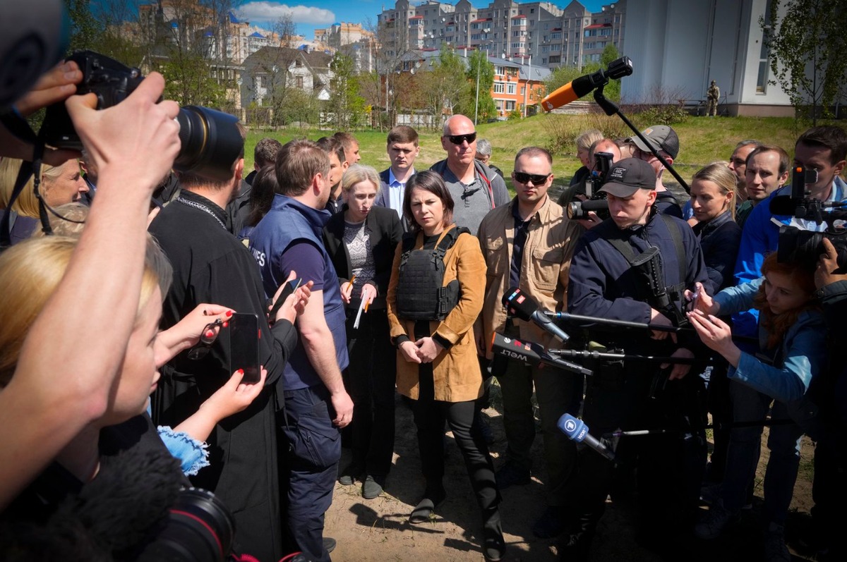 Министр иностранных дел Бэрбок с журналистами во время визита на Украину в мае 2022 года © Ефрем Лукацкий / dpa