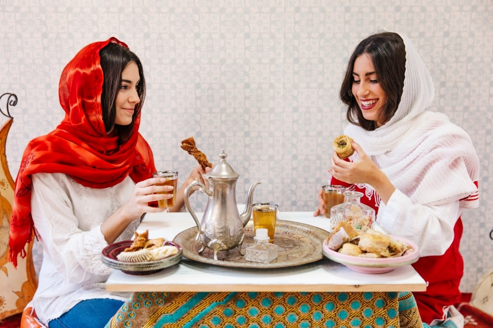 Турки пьют чай. Чаепитие на востоке. Чаепитие у мусульман. Чаепитие в Восточном стиле. Чаепитие в Турции.