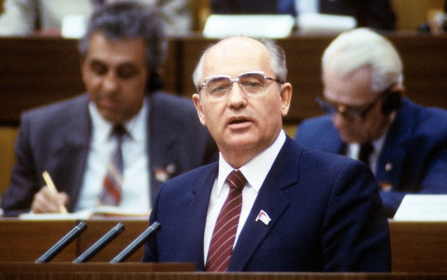 Михаил Сергеевич Горбачев на одном из зхаседаний Политбюро