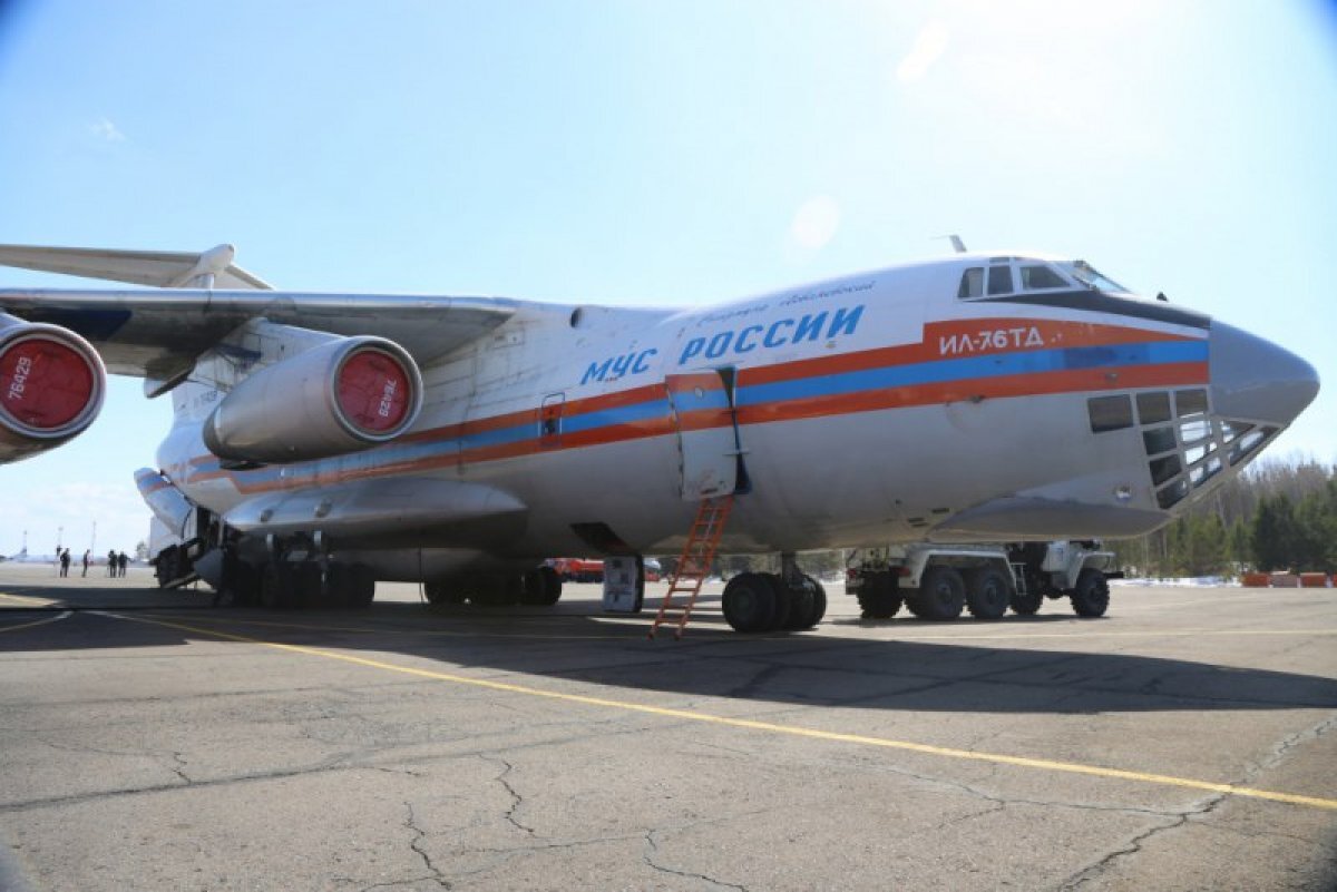    В Тюменской области ИЛ-76 МЧС России помогает тушить пожары