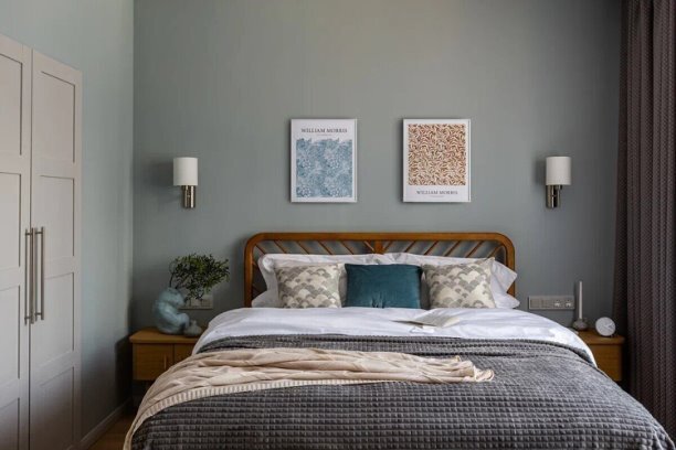 Bone China Blue Deep — красивый серо-голубой цвет от Little Greene. Посмотрите, как красив он в паре с мебелью орехового цвета
