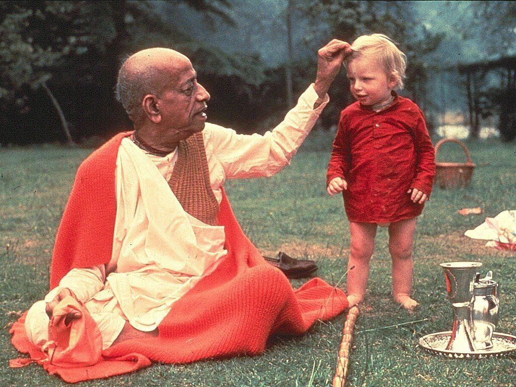 Щрӣла Прабхупа̄да очень любил детей и заботился о них. Как и все высоко духовные люди, Прабхупа̄да считал, что дети - будущее мира.