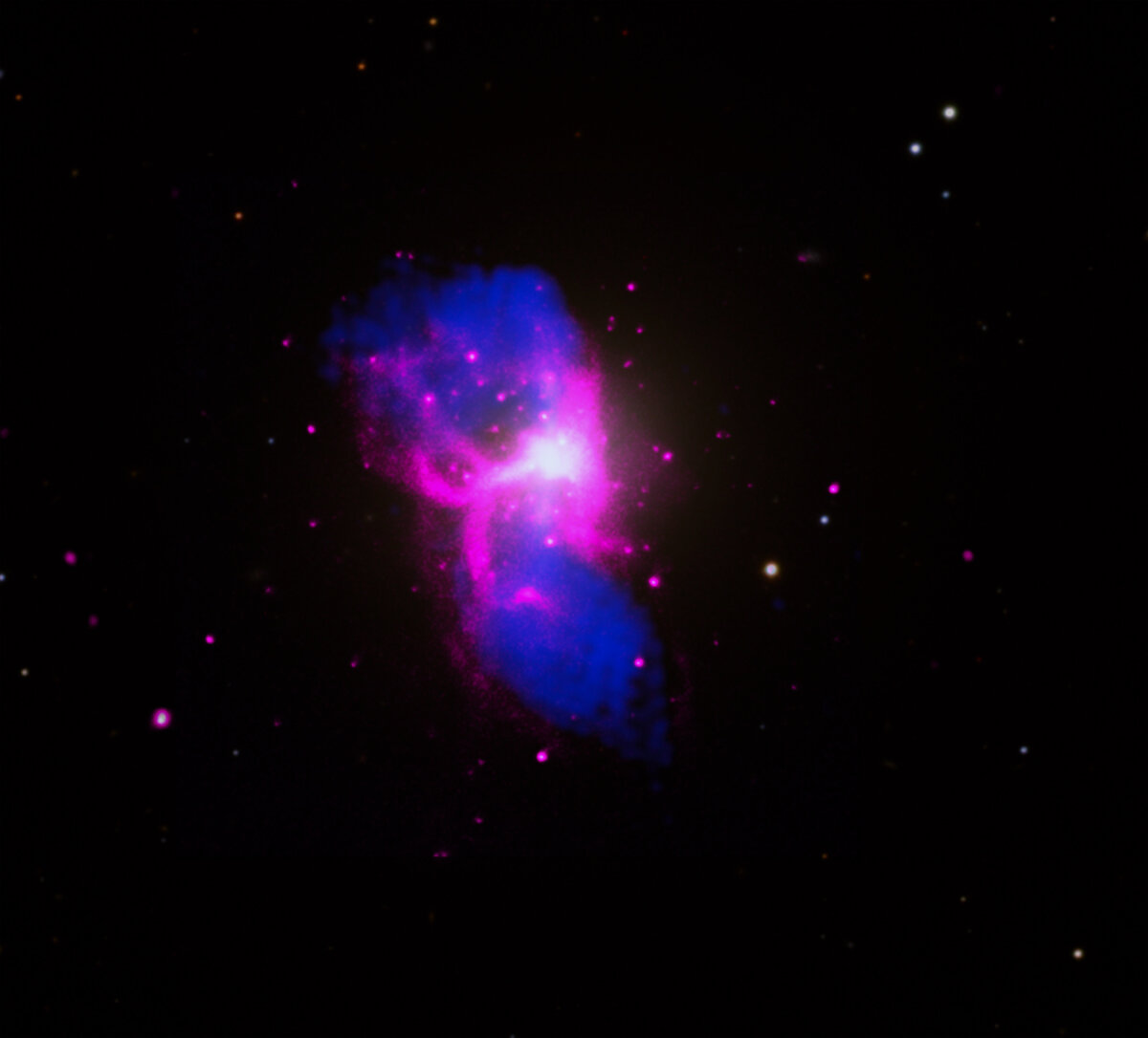 "«H» означает «горячий и огромный» в Chandra Image С Днем #ЗвездныхВойн! Давным-давно в далекой-далекой галактике гигантская черная дыра в центре массивной эллиптической галактики оставила след в ее окрестностях! Н-образная структура обнаружена на новой подробной рентгеновской карте рентгеновской обсерватории Чандра многомиллионного газа вокруг галактики Мессье 84 (M84).

 

Поскольку газ захватывается гравитационной силой черной дыры, часть его упадет в бездну, и ее больше никогда не увидят. Часть газа, однако, избегает этой участи и вместо этого выбрасывается из черной дыры в виде струй частиц. Эти струи могут вытолкнуть полости в горячем газе, окружающем черную дыру. Учитывая ориентацию струй на Землю и профиль горячего газа, полости в M84 образуют нечто, напоминающее букву «H». H-образная структура газа является примером парейдолии, когда люди видят знакомые формы или закономерности в случайных данных. Парейдолия может встречаться во всех видах данных, от облаков до камней и астрономических изображений."
"Перевёл Гугель-переводчик".