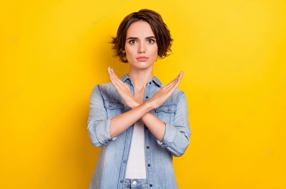 Источник фото: https://www.shutterstock.com/image-photo/photo-young-pretty-serious-woman-crossed-2124337634