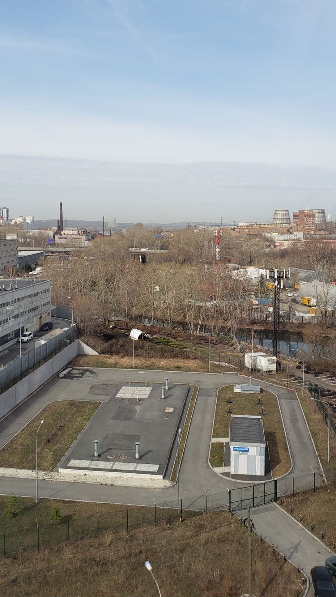 Моя подруга живет в центре города и платит 25к руб. за квартиру. Это вид из ее окна.