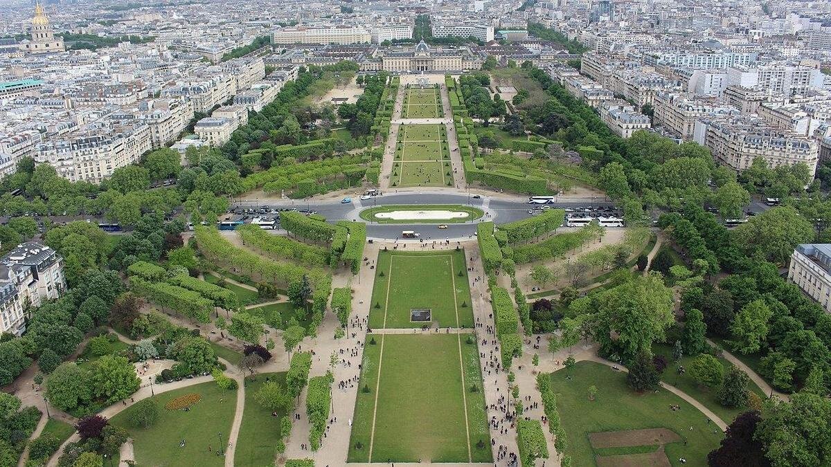    Бульвар в центре большого города:Wikimedia/tiger rus