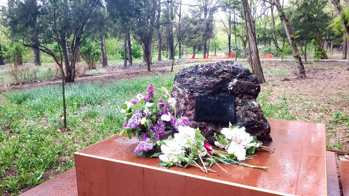 Сирень у мемориалов