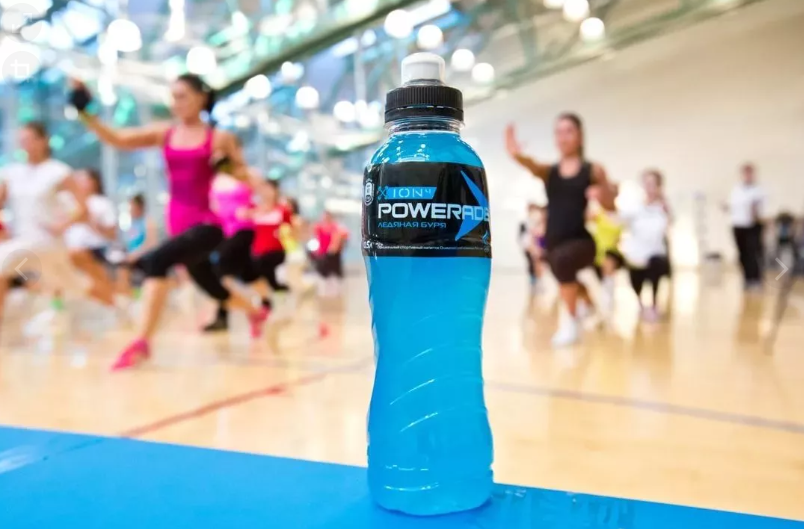 Пить энергетик во время тренировки. Изотоник Powerade. Изотоник Powerade ion4. Напитки для спортсменов. Спортивная вода.