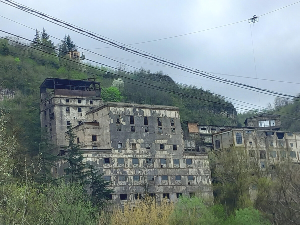 Типичная грузинская руина. Производственная, но жилые дома выглядят примерно так же. Фото автора