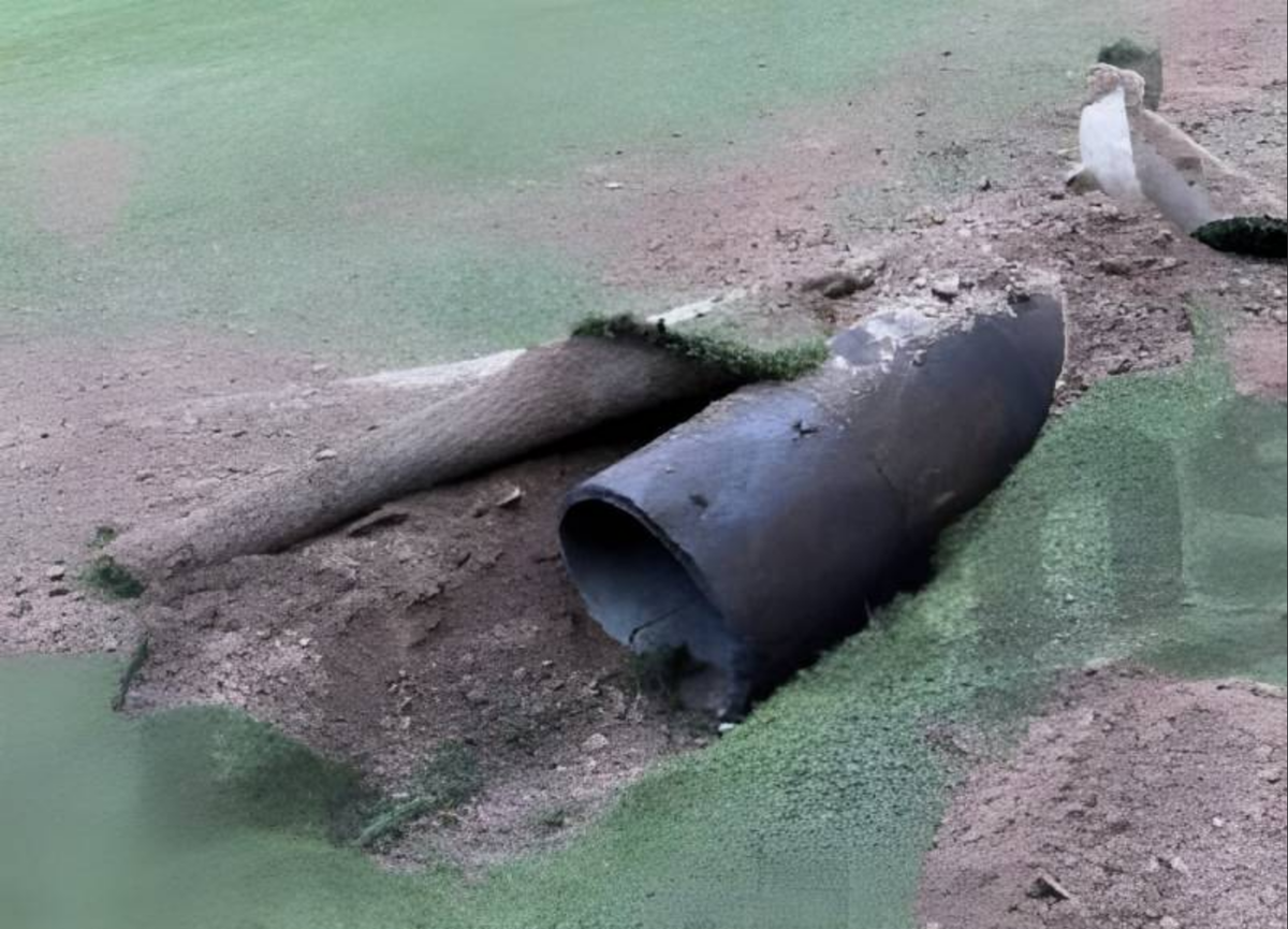 Якобы сбитый на гиперзвуковой скорости объект. Даже травку порвали, а в сторонку убрали, не пропадать же добру!! Евреи плачут горючими слезами.