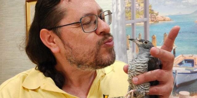    Виталий Симуткин и кукушонок Кузя.предоставлено героем публикации.