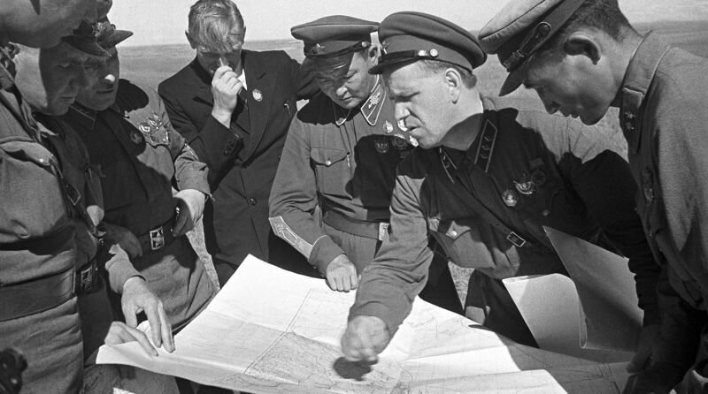 Маршал Монгольской Народной Республики Хорлогийн Чойбалсан (третий справа), командующий 1-й армейской группой советских войск в МНР комкор Г.К. Жуков, начальник Полевого штаба МНРА комдив Ж. Цэрэн (первый справа), посол СССР в Монголии И.А. Иванов (в пиджаке), командующий фронтовой группой (монгольские войска, 1-я и 2-я Дальневосточные армии) командарм 2-го ранга Г.М. Штерн, у карты во время боев на Халхин-Голе.