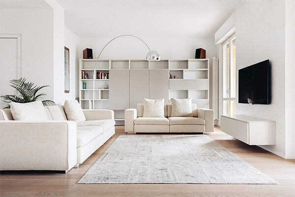 Белый цвет неизменно является одним из самых популярных для интерьеров. Белый - цвет аристократический, изысканный, сам по себе намекающий на определенный стиль, но и требующий стильного окружения. Он приобрел свое главенствующее значение в начале двадцатого века, в период между двумя мировыми войнами, когда людям после всех недавних ужасов стало требоваться ощущение чистоты и свежести. Актуальность его сохраняется и в наши дни, когда далеко не каждый из нас владеет жильем просторным и полным света, потому мы всячески стараемся как визуально увеличить пространство, так и сделать его более светлым. Белый цвет позволяет использовать самый различный подход к дизайну интерьеров.