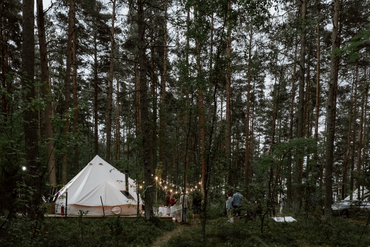 Первые шатры в глэмпингах 