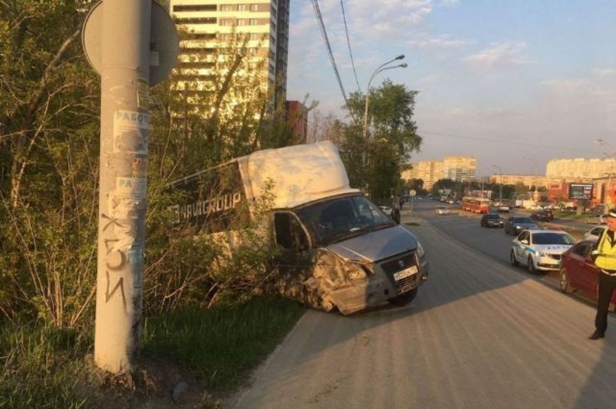    В Екатеринбурге водитель «Газели» погиб, врезавшись в столб