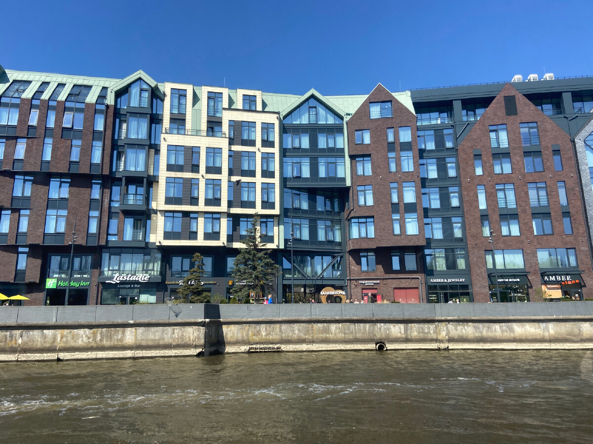 Вид на рыбную деревню с катера 