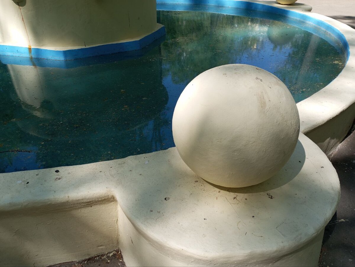 фрагмент одного из трёх фонтанов во дворе квартала