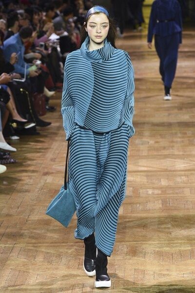 Issey Miyake Fall 2017 Ready-to-Wear Collection