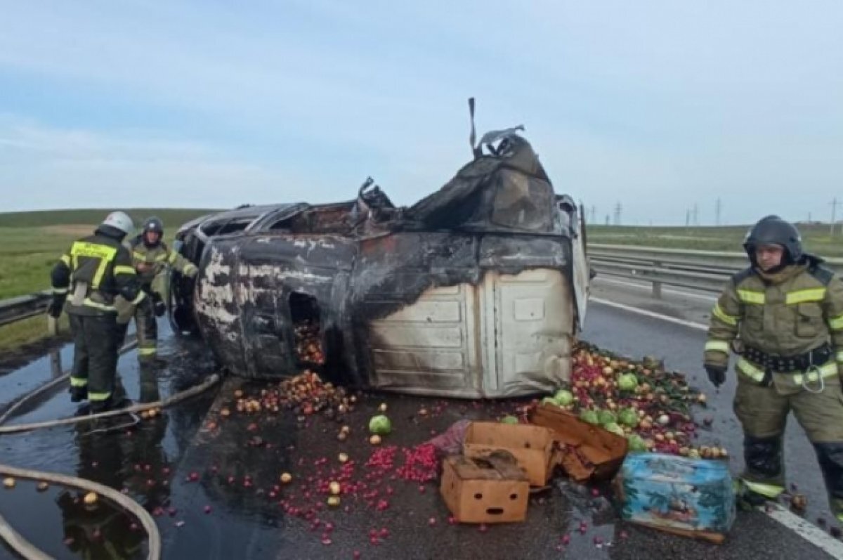    "Газель" с овощами загорелась на трассе в Крыму, два человека пострадали