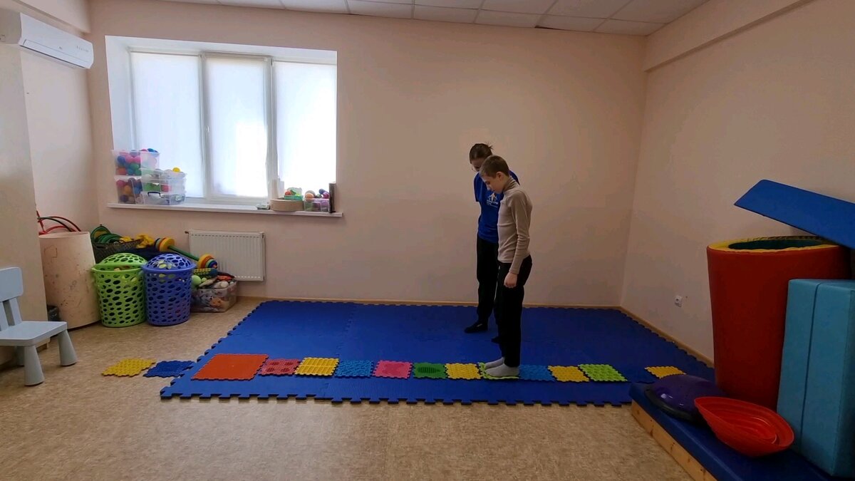 Вова на занятии с нейропсихологом