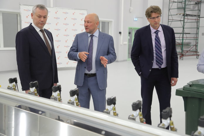 Губернатор Новосибирской области Андрей Травников, учредители ООО «Ангиолайн» Андрей Кудряшов и Алексей Французов. Фото: Михаил Периков