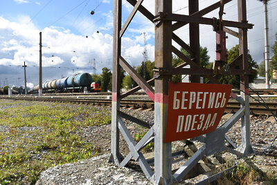    железнодорожные пути знак берегись поезда мжд рельсы ©Пелагия Тихонова РИАМО