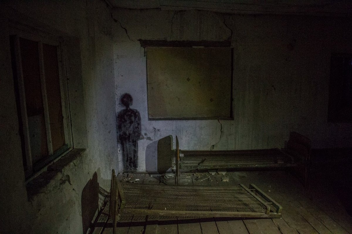 Лагерь ночь ужасов. Заброшенный Пионерский лагерь призраки. Припять психиатрическая больница. Заброшенный лагерь Чернобыль. Заброшенный Пионерский лагерь ужасы.