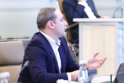    Министр образования Московской области Илья Бронштейн на совещании губернатора Московской области Андрея Воробьева с руководящим составом правительства Московской области и главами городских округов © Антон Чернов, «Подмосковье Сегодня»