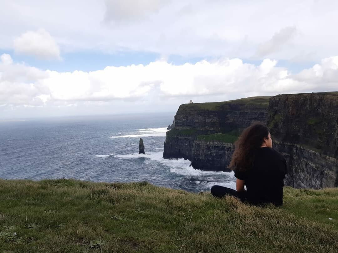 Автор в Ирландии. Любуется утёсами Мохер.