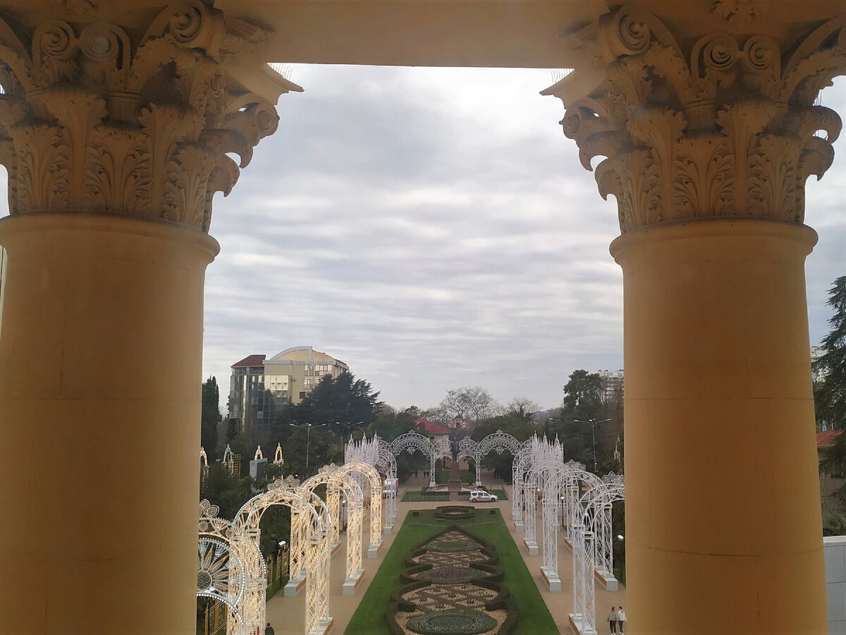 Вид из музея на площадь Искусства