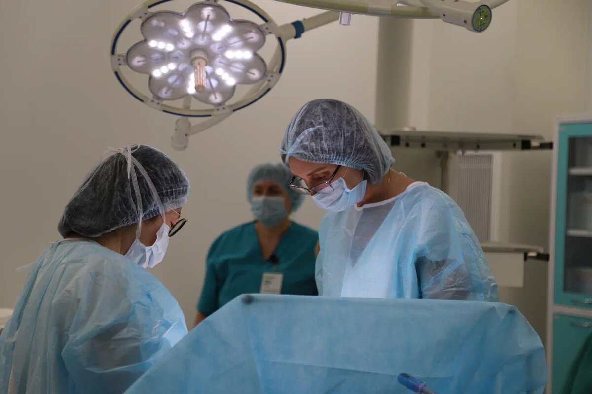 Принять роды на хирургическом столе